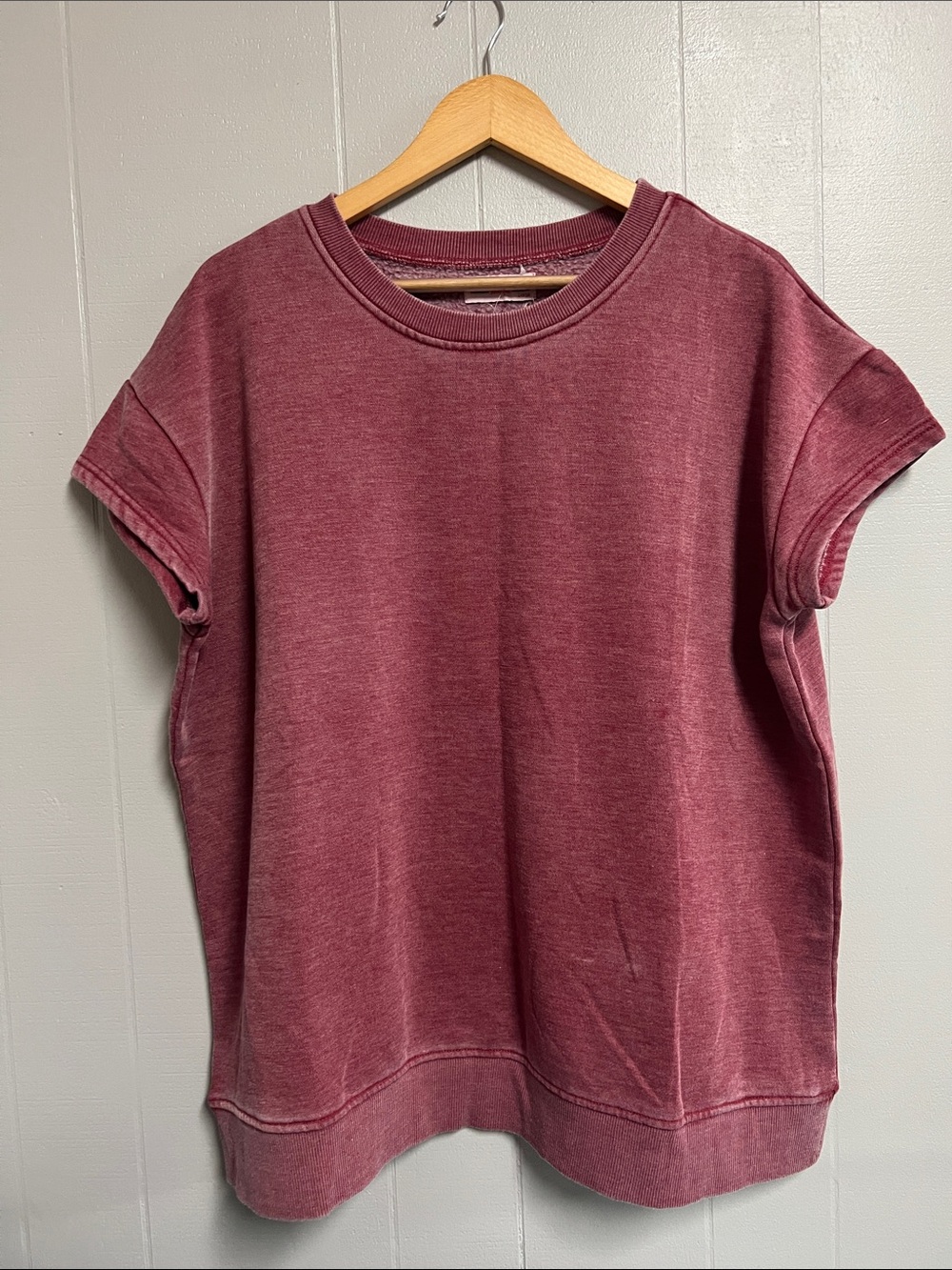 NWT Discount Divas Short Sleeve Sweatshirt Lived in Fabric Large Red Burgundy